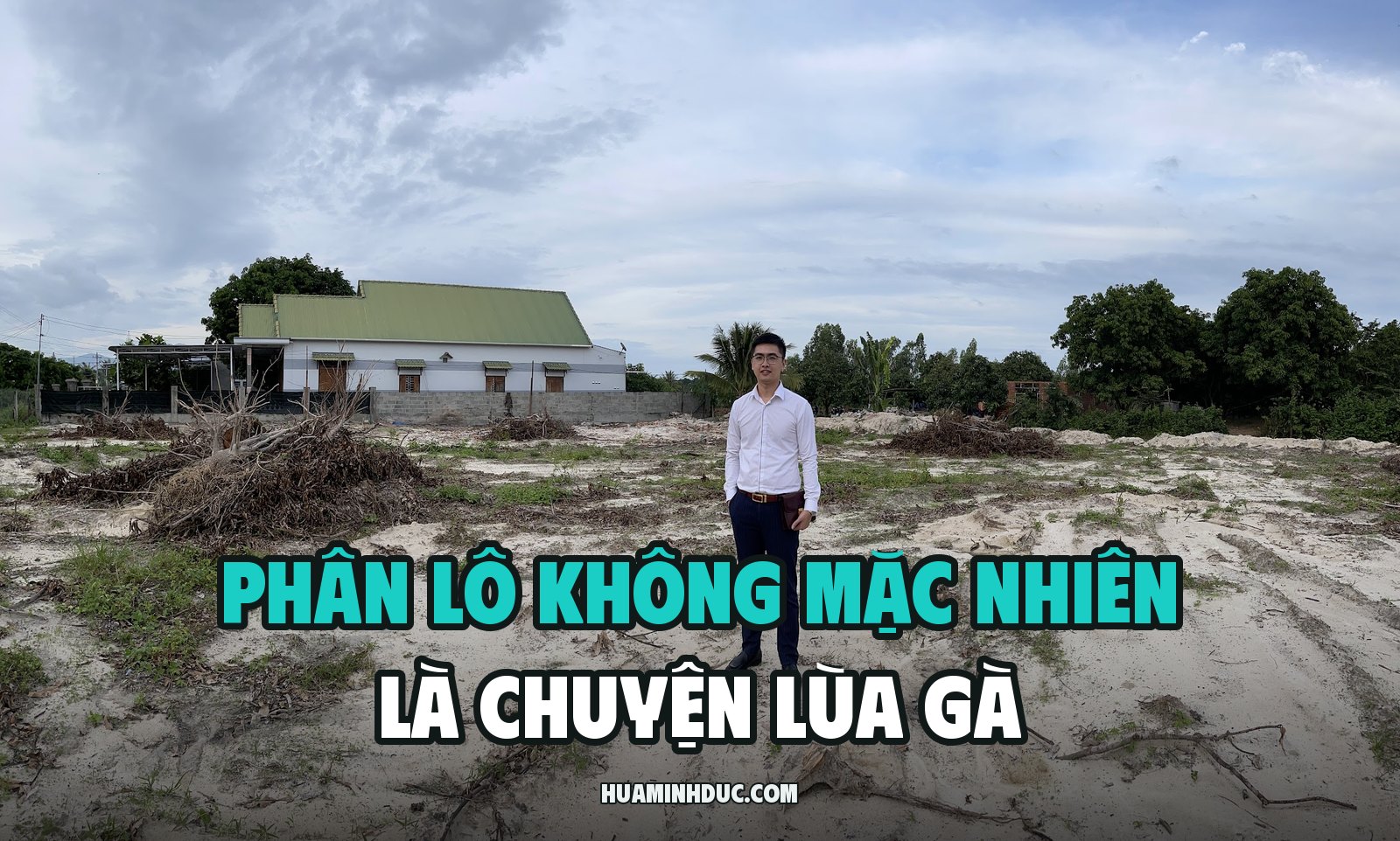 Hứa Minh Đức mặc áo sơ mi trắng đứng giữa một lô đất đã san phẳng, phía sau là căn nhà mái tôn xanh và hàng cây, kèm dòng chữ Phân lô không mặc nhiên là chuyện lùa gà