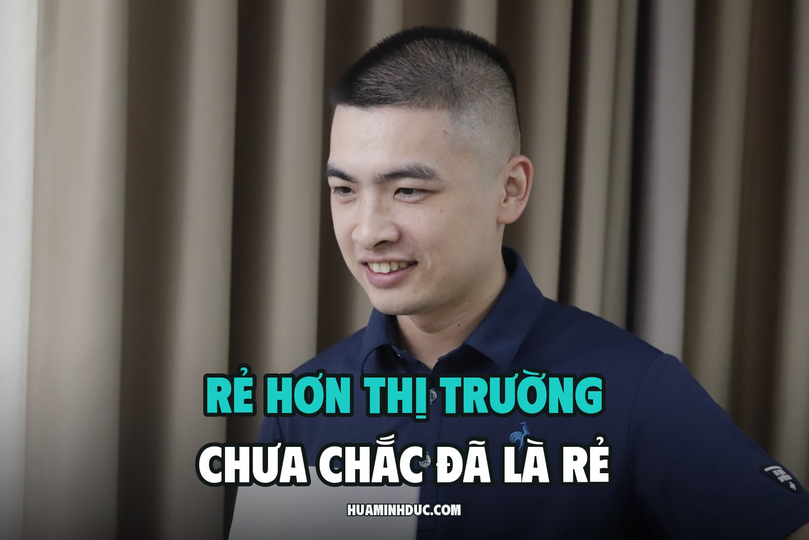 Hứa Minh Đức cầm tập hồ sơ, kèm dòng chữ Rẻ hơn thị trường chưa chắc đã là rẻ