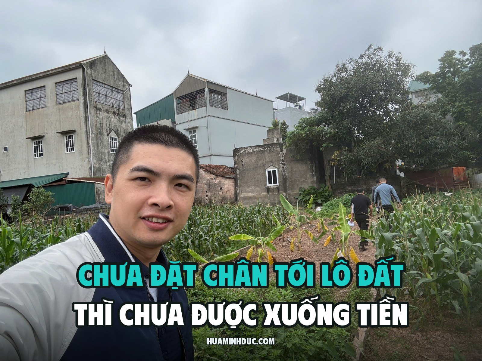 Hứa Minh Đức đứng tại một thửa đất trồng ngô, kèm dòng chữ Chưa đặt chân tới lô đất thì chưa được xuống tiền